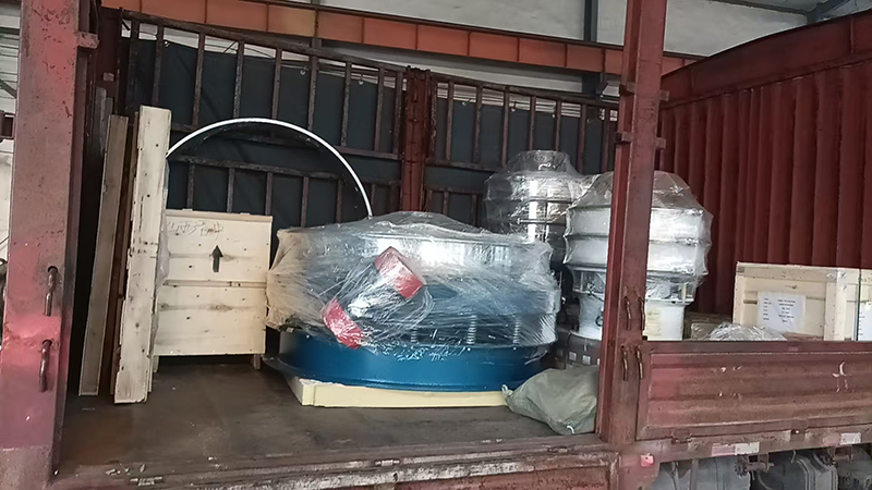 1500型直排篩、、旋振篩、網(wǎng)架等發(fā)貨