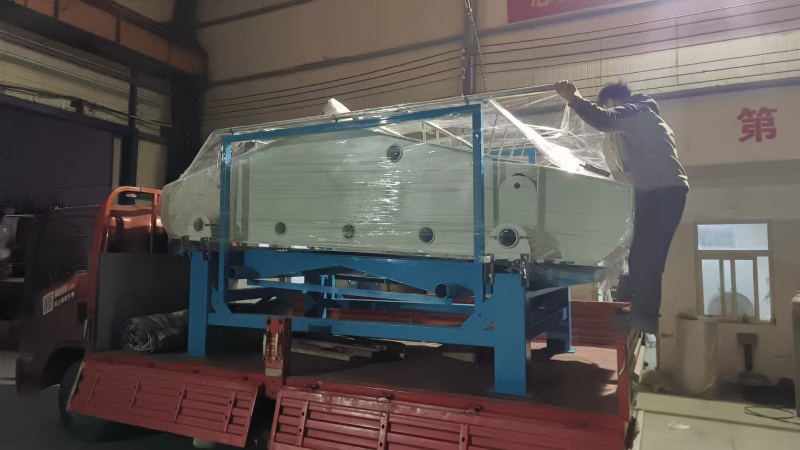 客戶定制帶噴淋裝置的脫水篩發(fā)貨