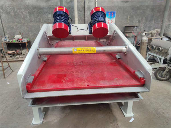 1540特制不銹鋼脫水振動篩，已發貨，篩分效果好，篩箱采用高強度螺栓鉚釘，篩面由弧形段與直線段組成，結構堅固耐用，用料厚實，運行平穩噪聲低，使用率高，使用壽命長！