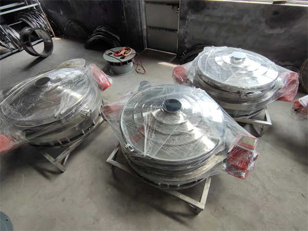 4臺1200不銹鋼直排篩發貨， 加裝超聲波系統，篩分精度高，產量大， 能耗低，全封閉，無粉塵，特制電機。