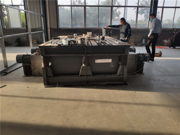 南通高頻振動平臺客戶使用設備現場